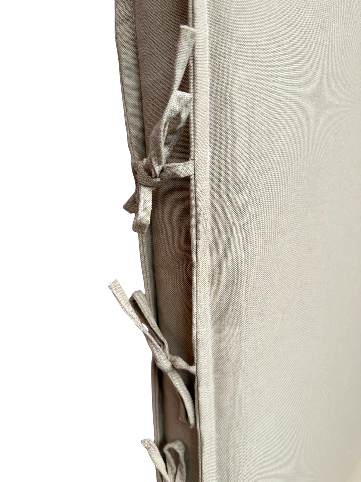Detalle de los lazos laterales y la textura del lino taupe del modelo Amarra