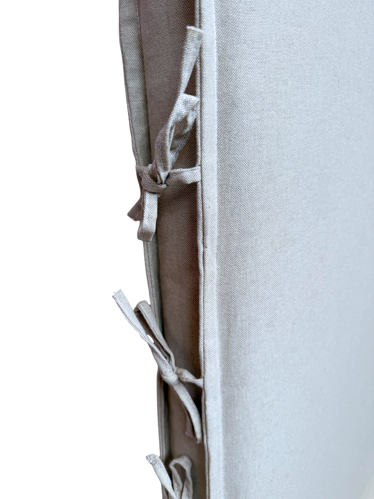 Detalle de las amarras laterales del modelo Amarra en gris claro