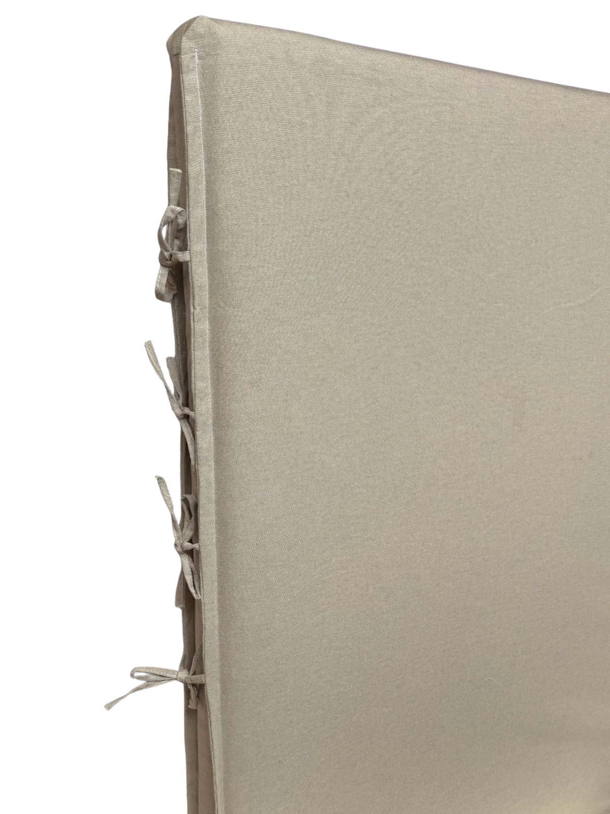 Detalle del borde superior y las amarras del modelo Amarra en taupe