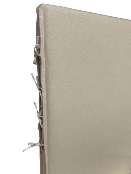 Detalle del borde superior y las amarras del modelo Amarra en taupe