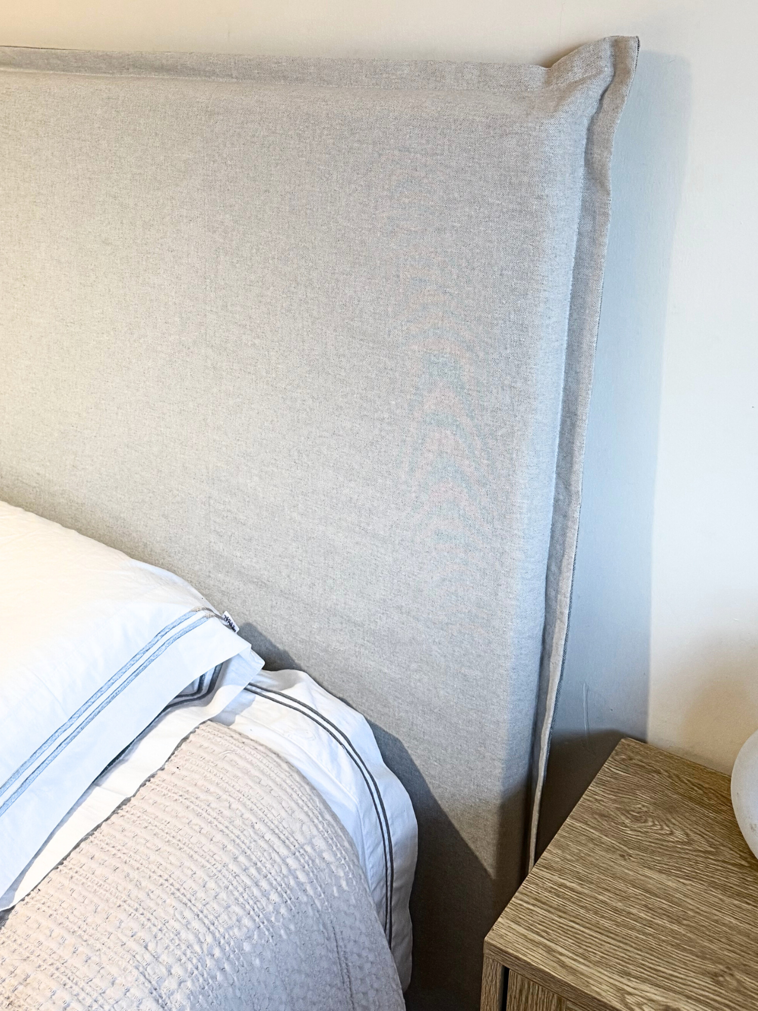 Respaldo de Cama con Funda Intercambiable y Reversible – Modelo Pestaña en Lino Culla Gris Medio & Greige