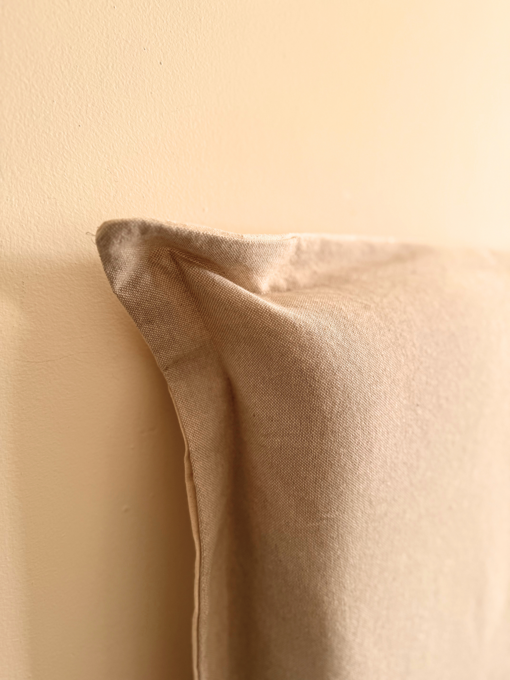 Respaldo de Cama con Funda Intercambiable y Reversible – Modelo Pestaña en Lino Culla Taupe & Beige