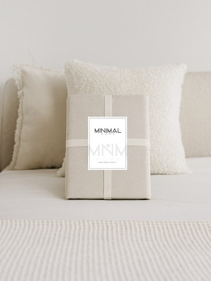 Presentación del empaque de Minimal Home sobre una cama