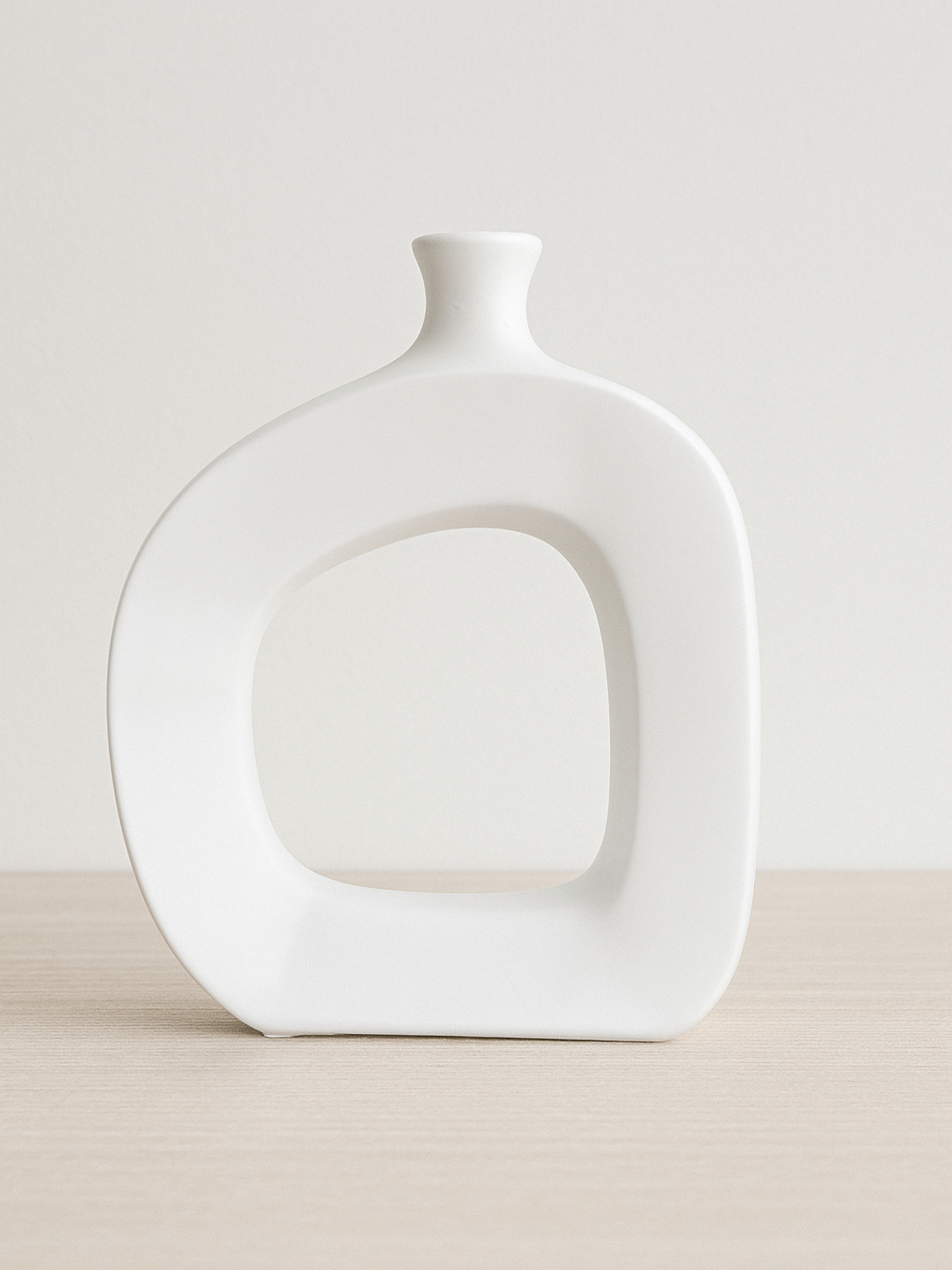 Jarrón Escultórico Abstracto Blanco – “Arco”