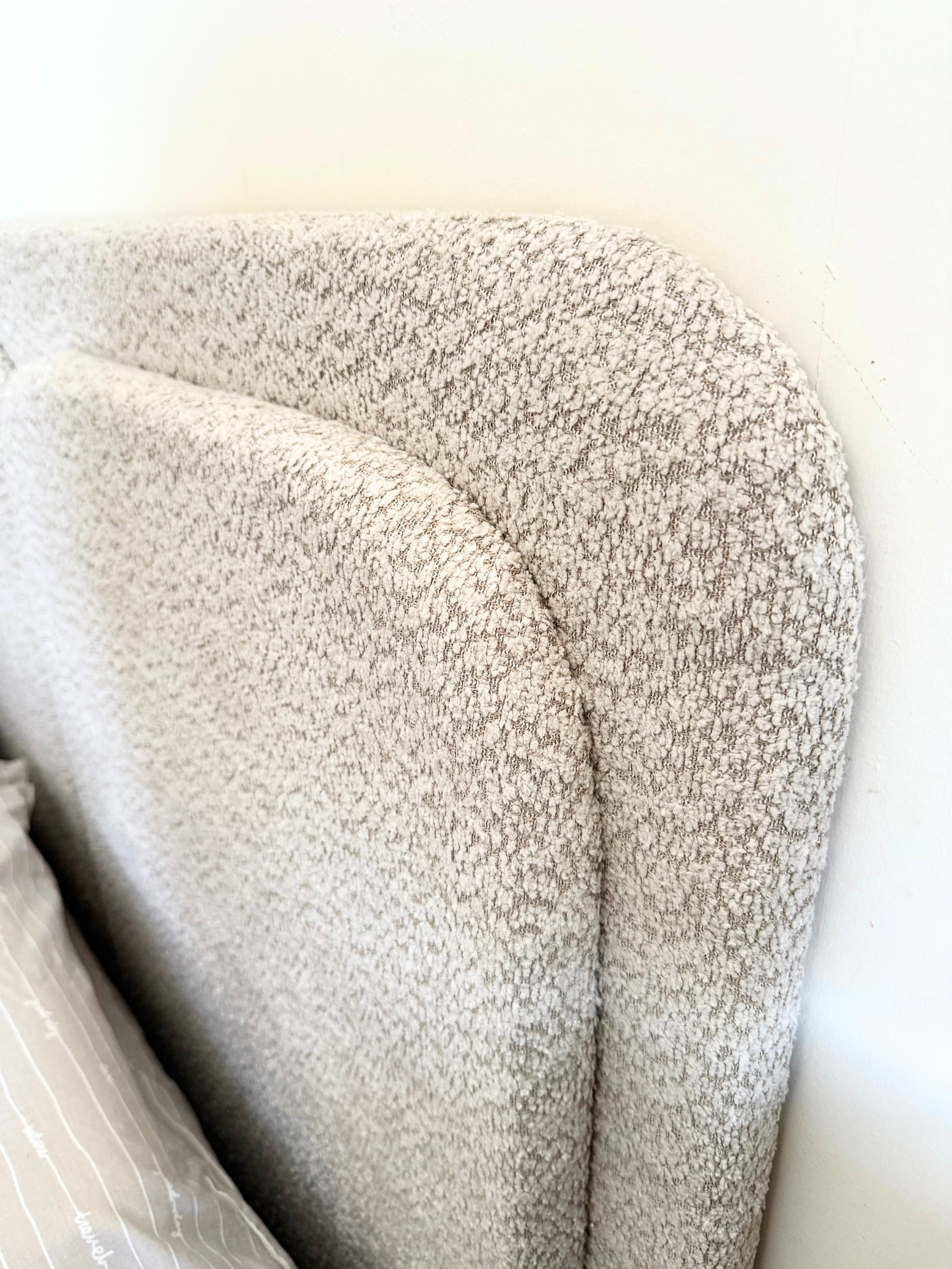 Respaldo de Cama Asimétrico Aurora Bouclé Beige Piedra