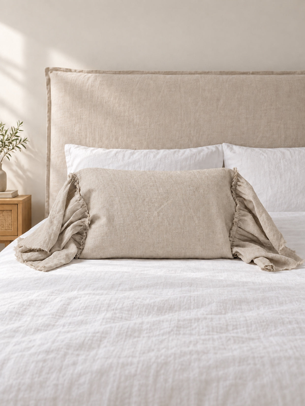 Funda de Cojín Lino Francés 100% natural Modelo Silene 60 x 40 cm, beige, sobre cama con respaldo con funda